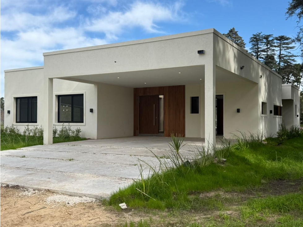 Casa de 4 ambientes a estrenar en lujan con piscina