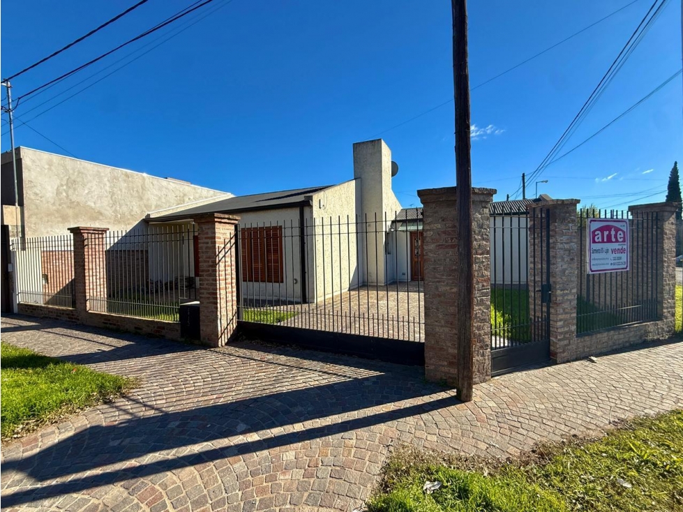 Casa de 4 ambientes barrio sarmiento con patio y cochera apta credito