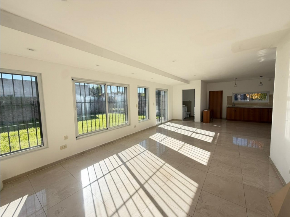 Casa de 4 ambientes barrio sarmiento con patio y cochera apta credito — foto 2