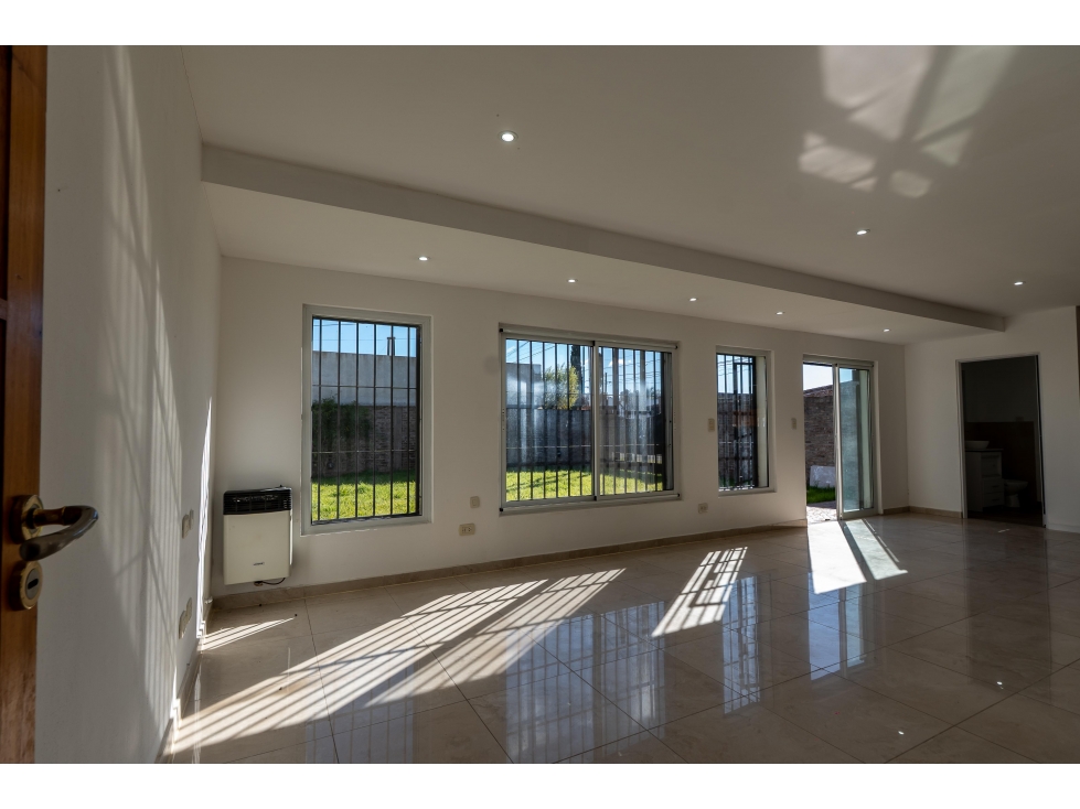 Casa de 4 ambientes barrio sarmiento con patio y cochera apta credito — foto 3