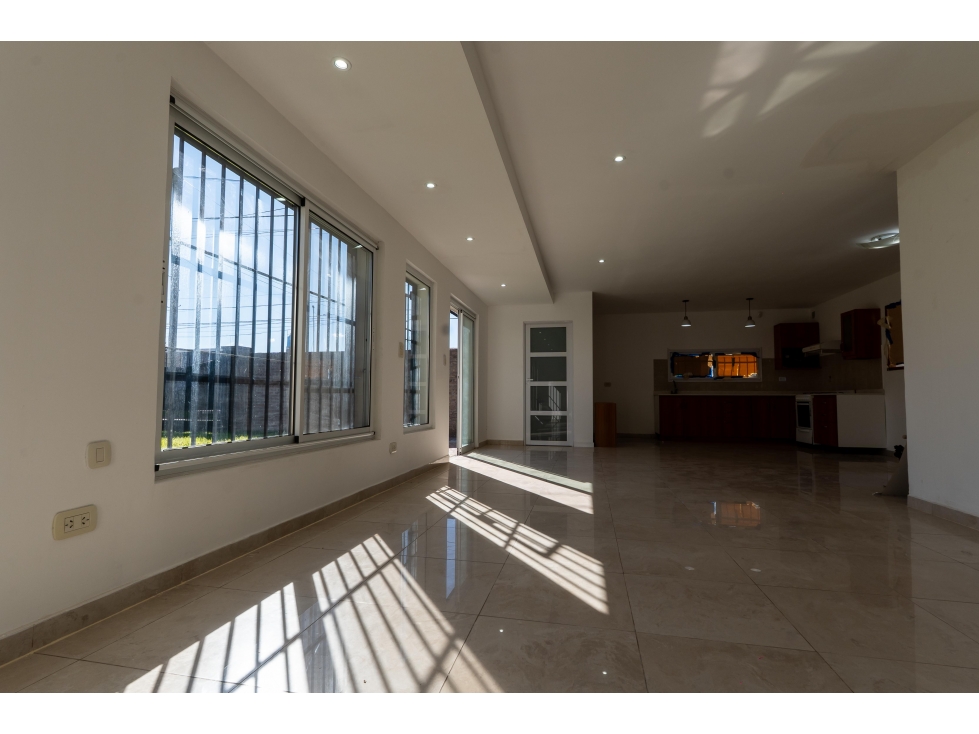 Casa de 4 ambientes barrio sarmiento con patio y cochera apta credito — foto 4