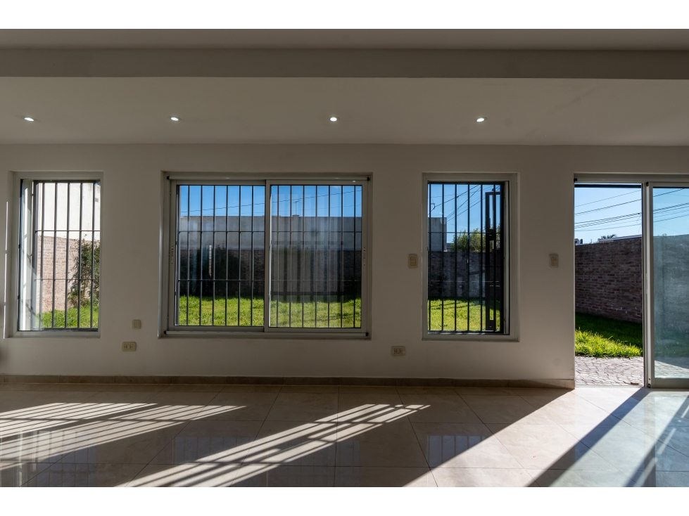 Casa de 4 ambientes barrio sarmiento con patio y cochera apta credito — foto 5