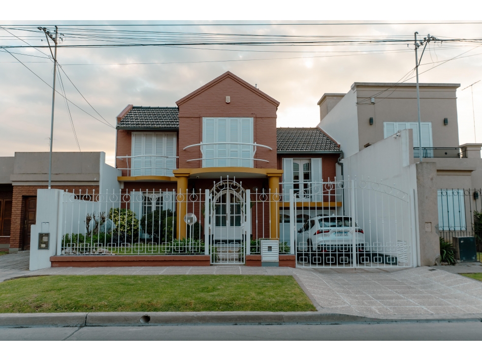 Casa de 5 ambientes con pileta a la venta en lujan centro