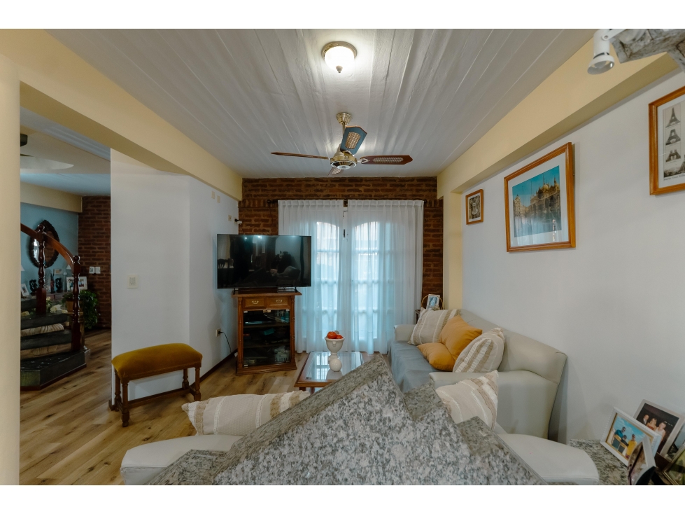 Casa de 5 ambientes con pileta a la venta en lujan centro — foto 3