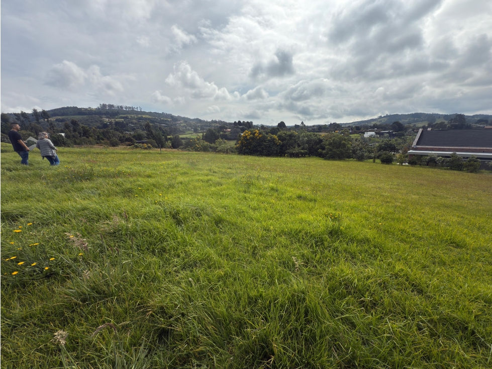 Venta de lote en Alto de las Palmas, sector Acuarela