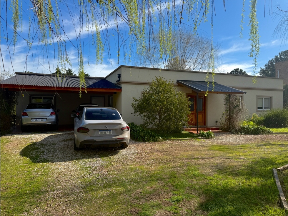 Casa de 4 ambientes en venta en barrio cerrado lomas de san francisco