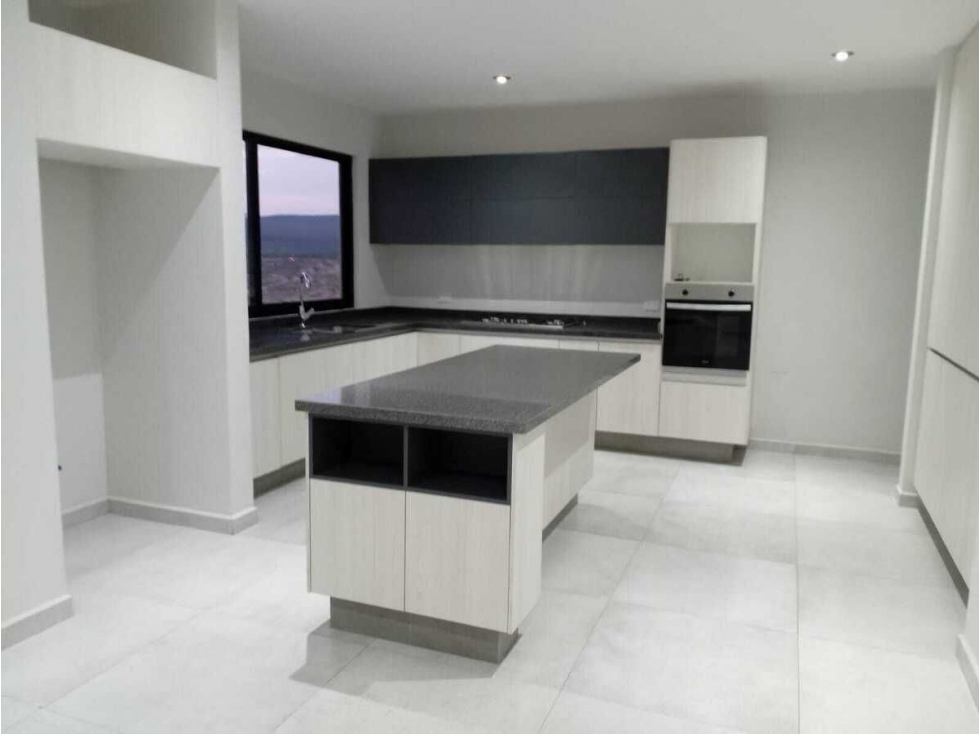 Residencia en Venta en Cumbres del Lago, Diseño de Autor, 6 Estacionamientos - 2
