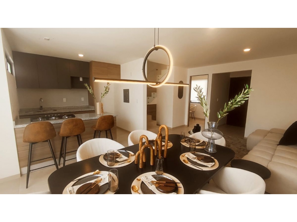 Casa en Venta entre El Refugio y Zibata, Estudio o 4ta Recamara, 3.5 Baños - 2