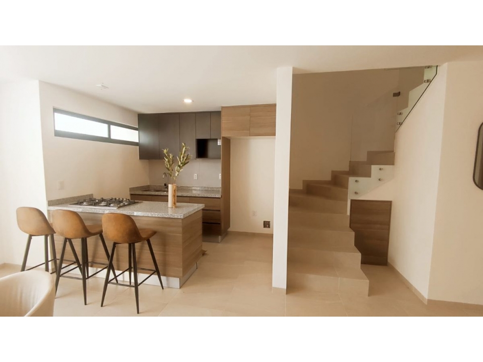 Casa en Venta entre El Refugio y Zibata, Estudio o 4ta Recamara, 3.5 Baños - 3
