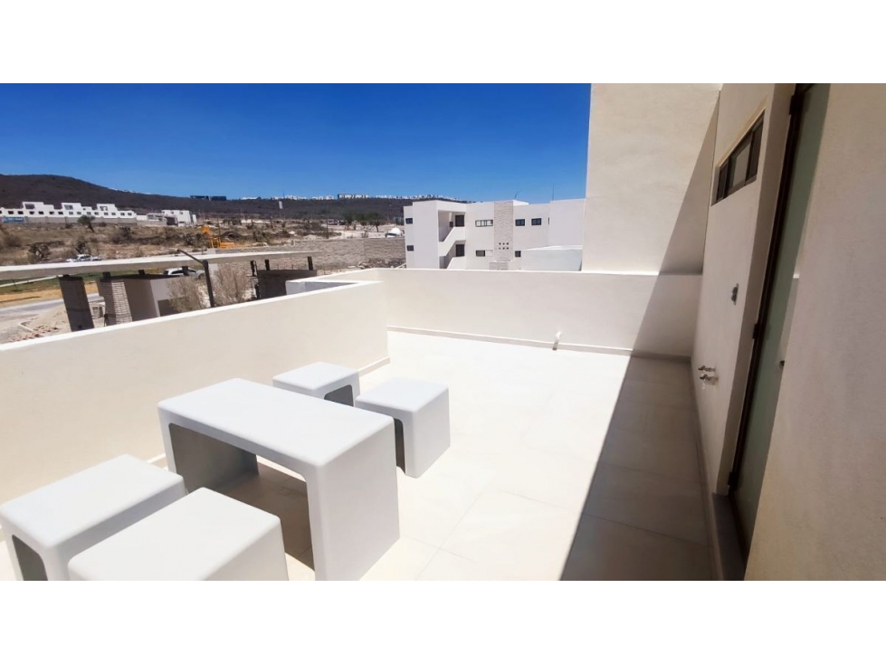 Casa en Venta entre El Refugio y Zibata, Estudio o 4ta Recamara, 3.5 Baños - 6