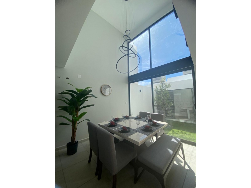 Casa en Venta en Zona Candiles, Gran Ubicación, 3 Recamaras, una en PB, 3.5 Baño - 2