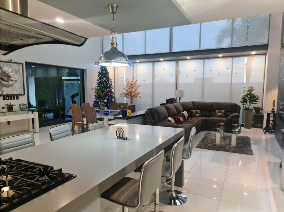 Casa en Venta en Vista Real, Club Hípico, Diseño de Autor, Alberca.. - 5