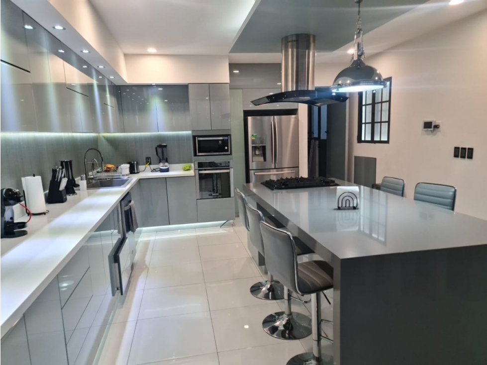 Casa en Venta en Vista Real, Club Hípico, Diseño de Autor, Alberca.. - 6