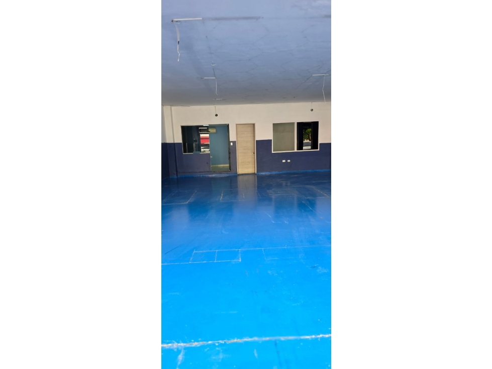3 LOCALES COMERCIALES AVENIDA VASQUEZ COBO UBICACIÓN UNICA ALQUILER — foto 3