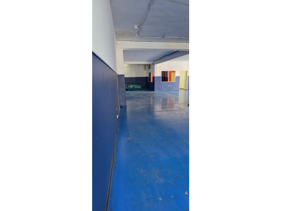 3 LOCALES COMERCIALES AVENIDA VASQUEZ COBO UBICACIÓN UNICA ALQUILER — foto 4