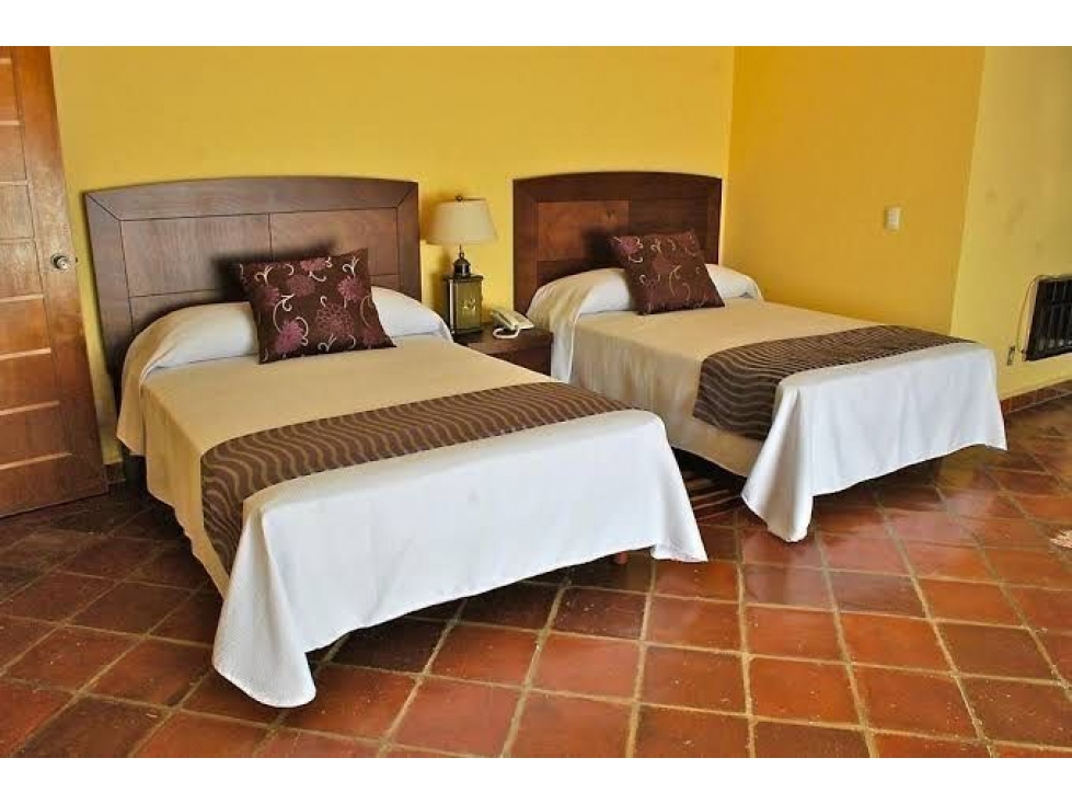Venta de Hotel en Tequisquiapan, 11 Recamaras, 18 Baños, Alberca, Cancha Tenis - 5