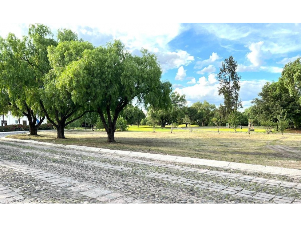 Se Vende Terreno en Balvanera de: 1,434 m2 - Colinda al Campo de Golf - 2