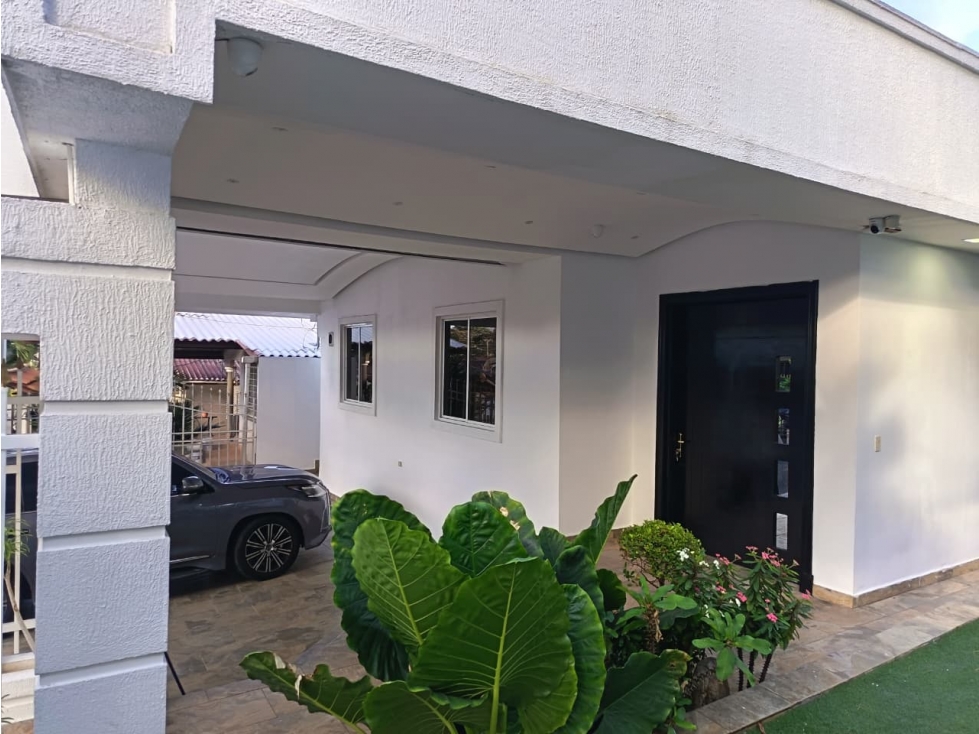 Exclusiva Casa en Venta en Balizal del Golf con Amplios Espacios - 1