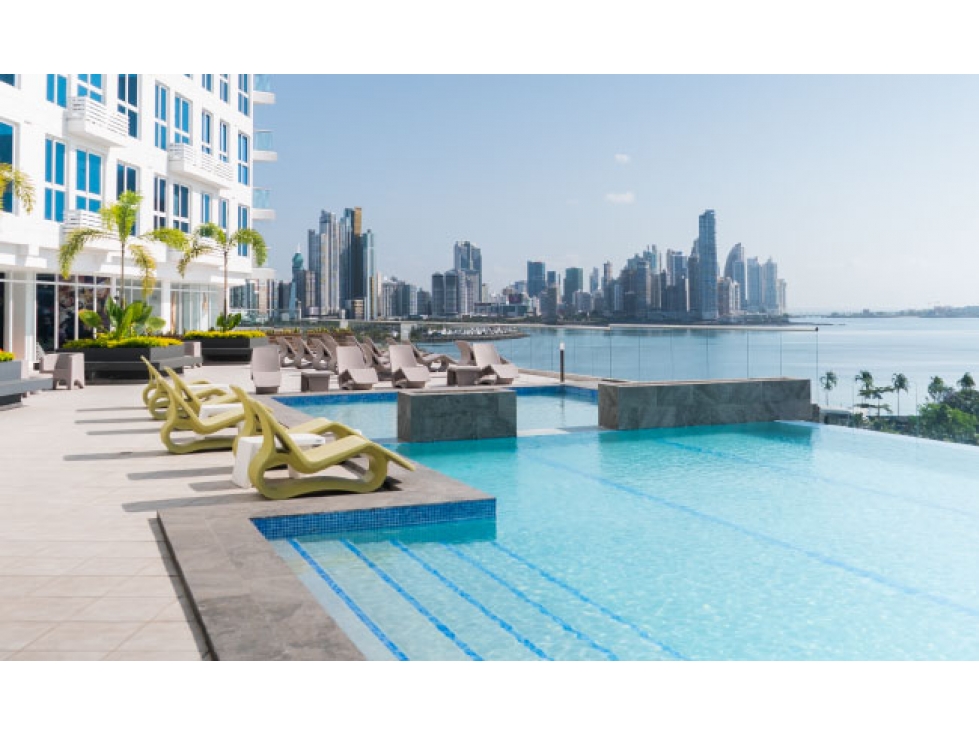 Venta en Avenida Balboa: Apartamento con Vista Directa al Mar - 1