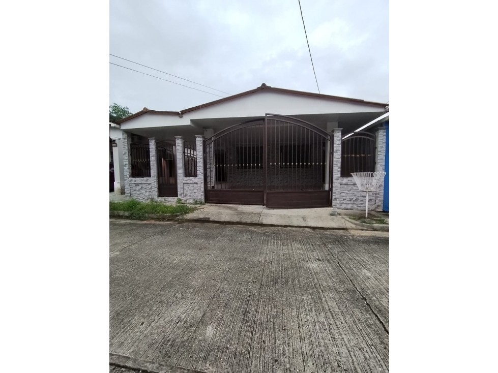 Se Vende Amplia Casa en Arraijan - Lujo de Remate con Piscina Privada - 1