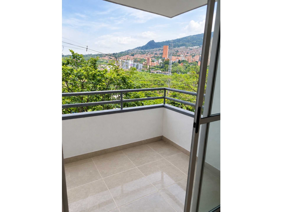 Venta Apartamento piso bajo frente estación metro madera