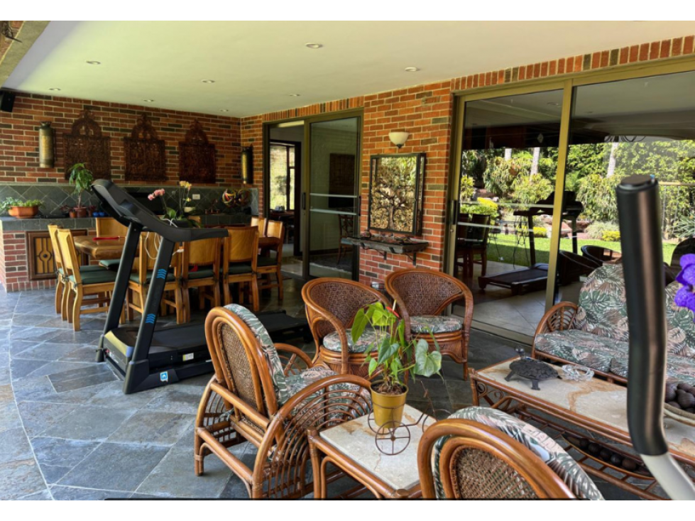 Se Vende hermosa y amplia casa en Altos del Poblado.
