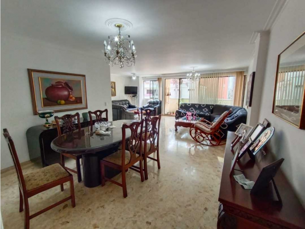 Se vende apartamento de 135 m2 en Laureles sector Santa Teresita.