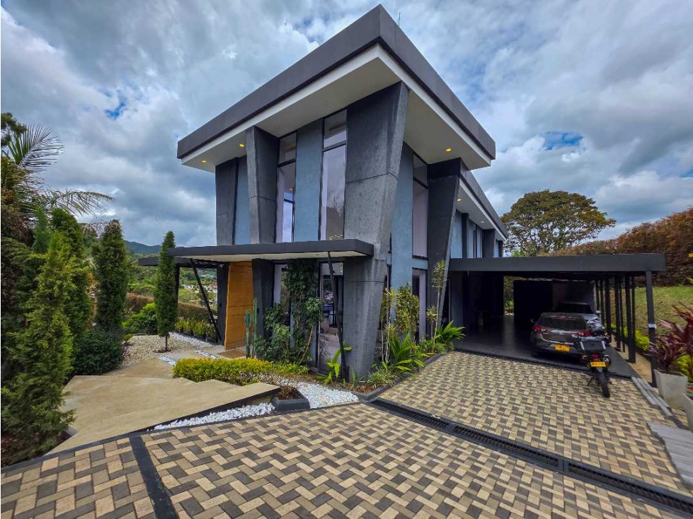 CASA MODERNA EN EL ALTO DE LAS PALMAS DESPUÉS PEAJE RETIRO
