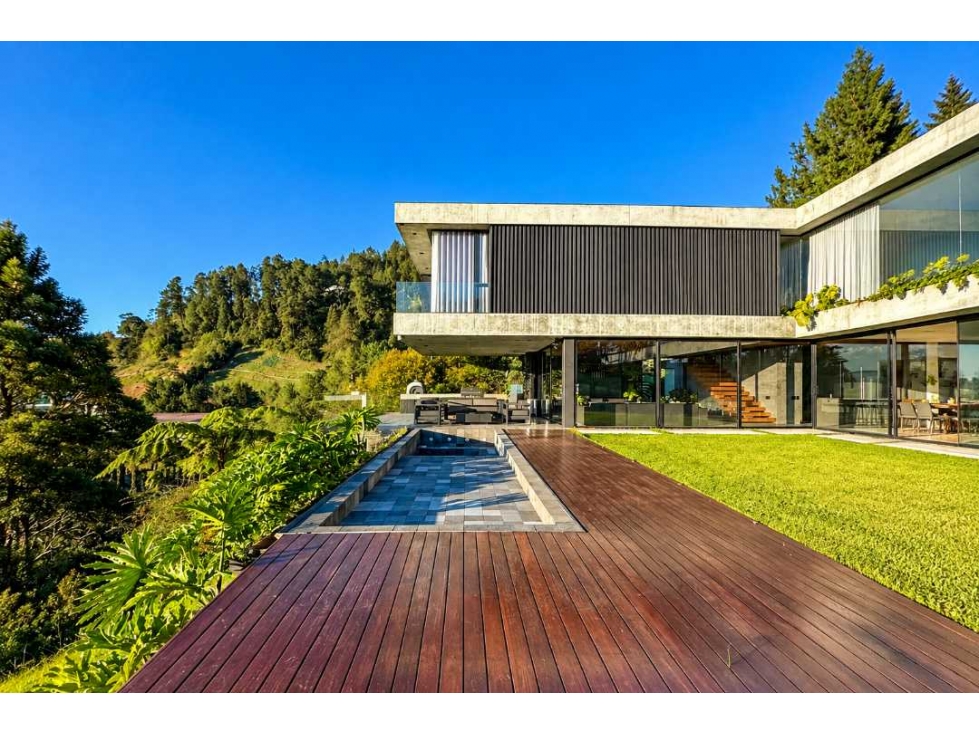 CASA MODERNA DE LUJO CON VISTA A LA CIUDAD - LAS PALMAS MEDELLÍN