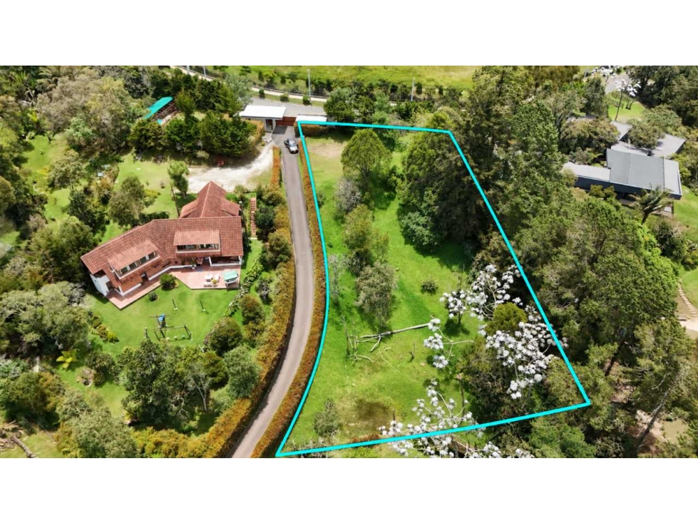 LOTE INDEPENDIENTE CON PORTON - ALTO DE LAS PALMAS