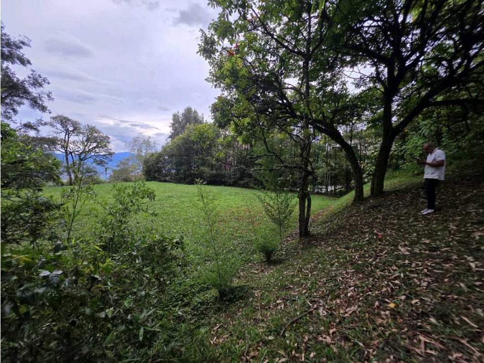 LOTE APROVECHABLE CON VISTA A LA CIUDAD EN ENVIGADO PARTE BAJA