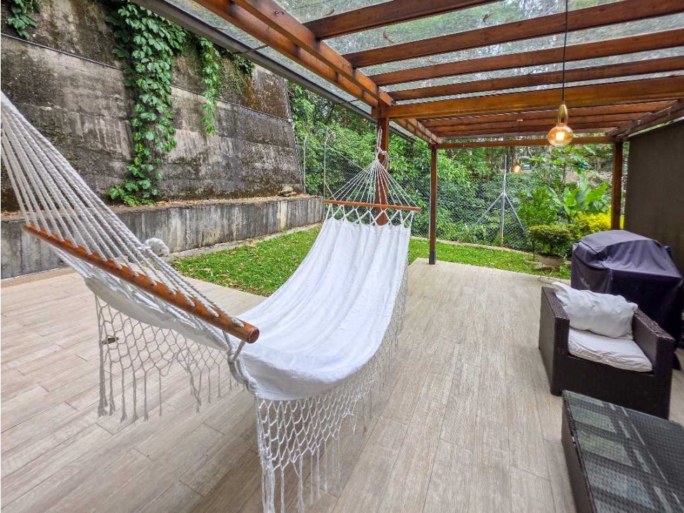 CASA ESQUINERA DE TRES NIVELES REMODELADA - BALSOS POBLADO — foto 3