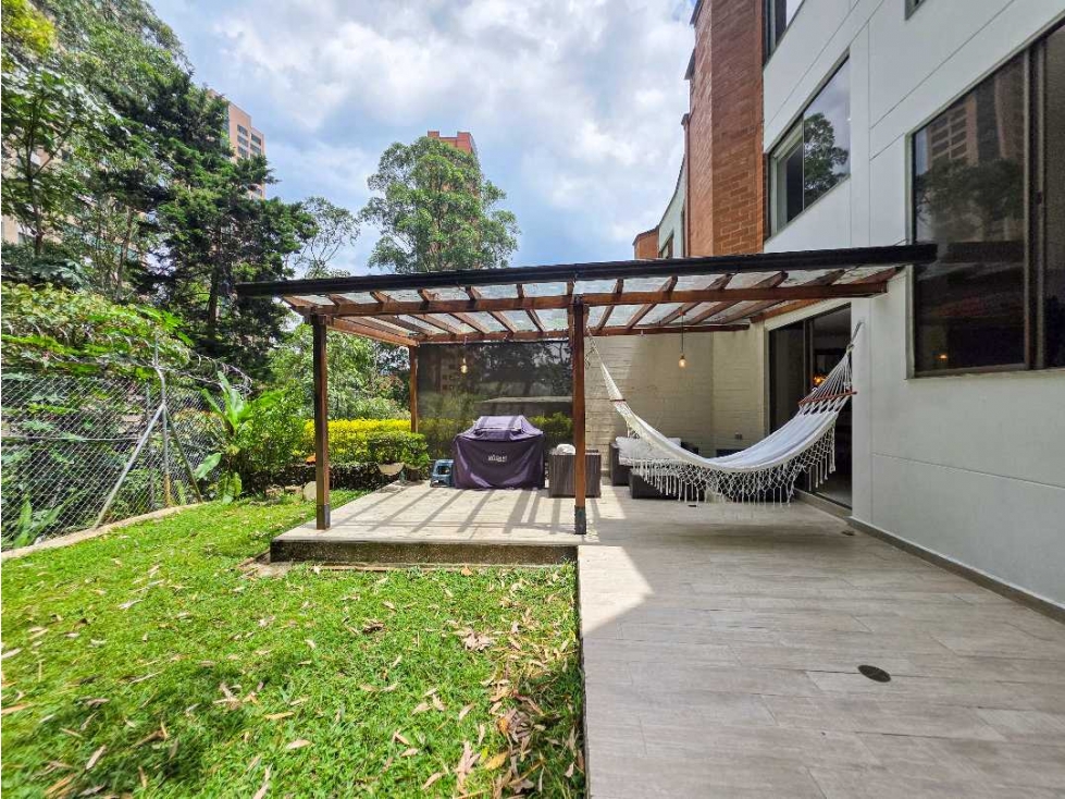 CASA ESQUINERA DE TRES NIVELES REMODELADA - BALSOS POBLADO — foto 4