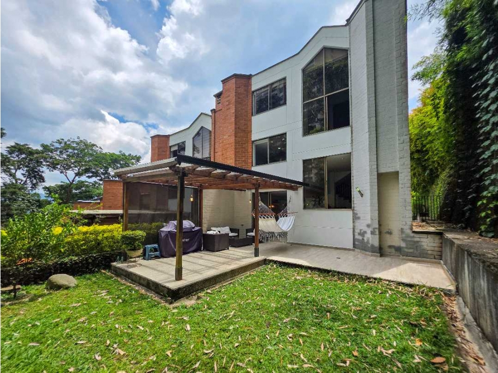 CASA ESQUINERA DE TRES NIVELES REMODELADA - BALSOS POBLADO — foto 5