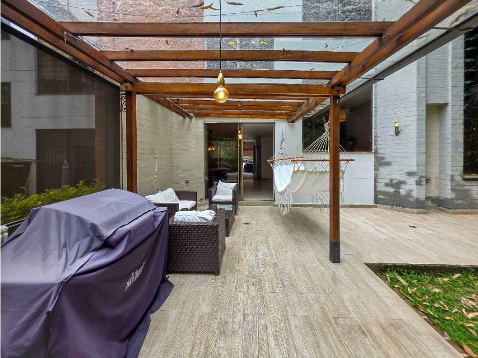 CASA ESQUINERA DE TRES NIVELES REMODELADA - BALSOS POBLADO — foto 6
