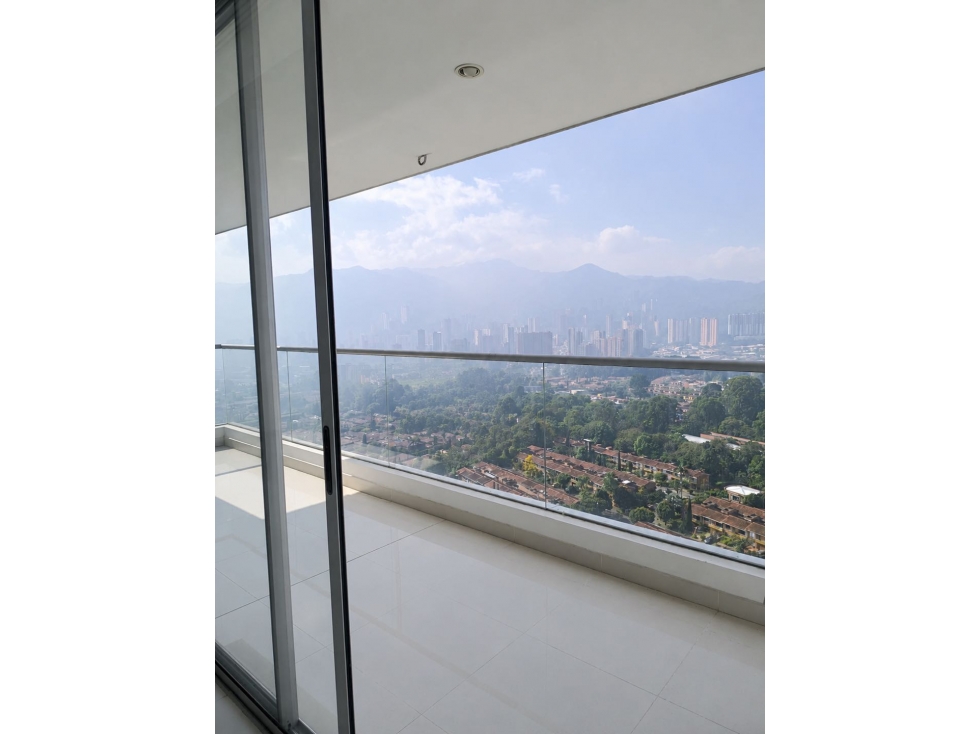 SE VENDE ESPECTACULAR APARTAMENTO EN SURAMERICA CON VISTA A LA CIUDAD — foto 2
