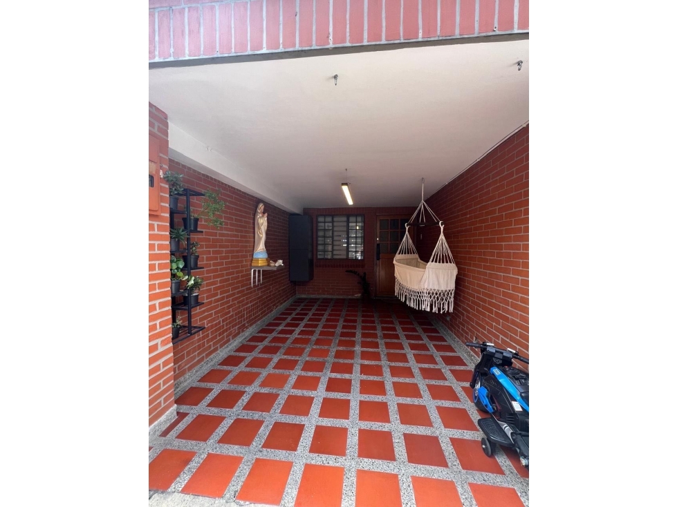 SE VENDE HERMOSA CASA EN ENVIGADO CERCA AL POLIDEPORTIVO — foto 2