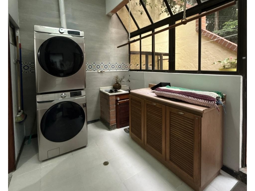 [FA] Hermosa casa tradicional, sector los Balsos, 220 m2, 3 niveles. — foto 3