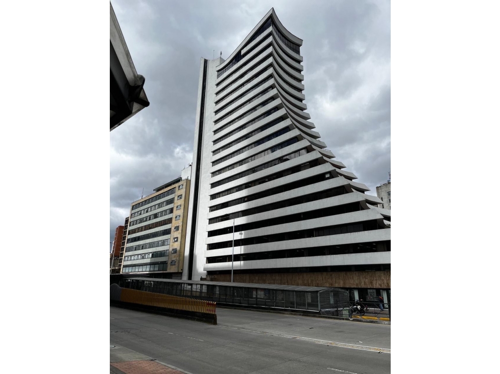 Oficinas remodeladas en edificio emblemático del Centro de Bogotá