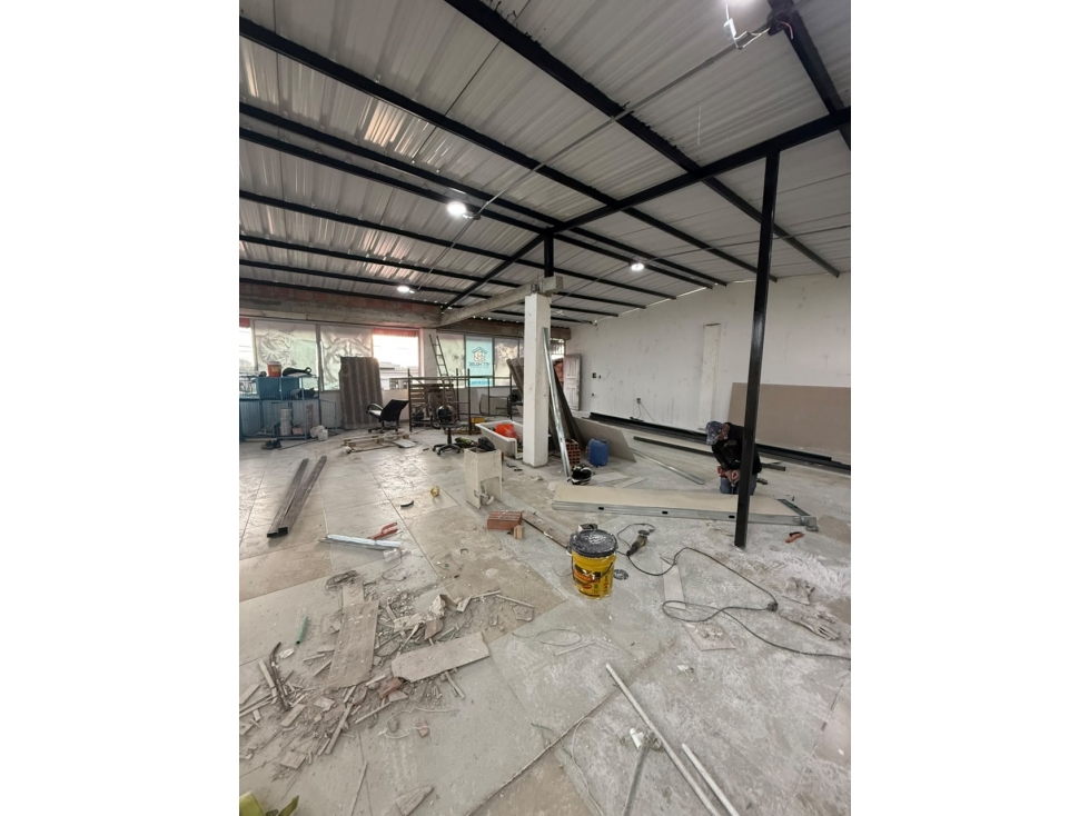 SE RENTA LOCAL COMERCIAL EN VIA PRINCIPAL JAPON-FRAYLES - 2