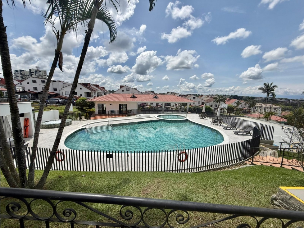 SE VENDE CASA DE 3 NIVELES EN LA AVENIDA SUR PEREIRA — foto 2