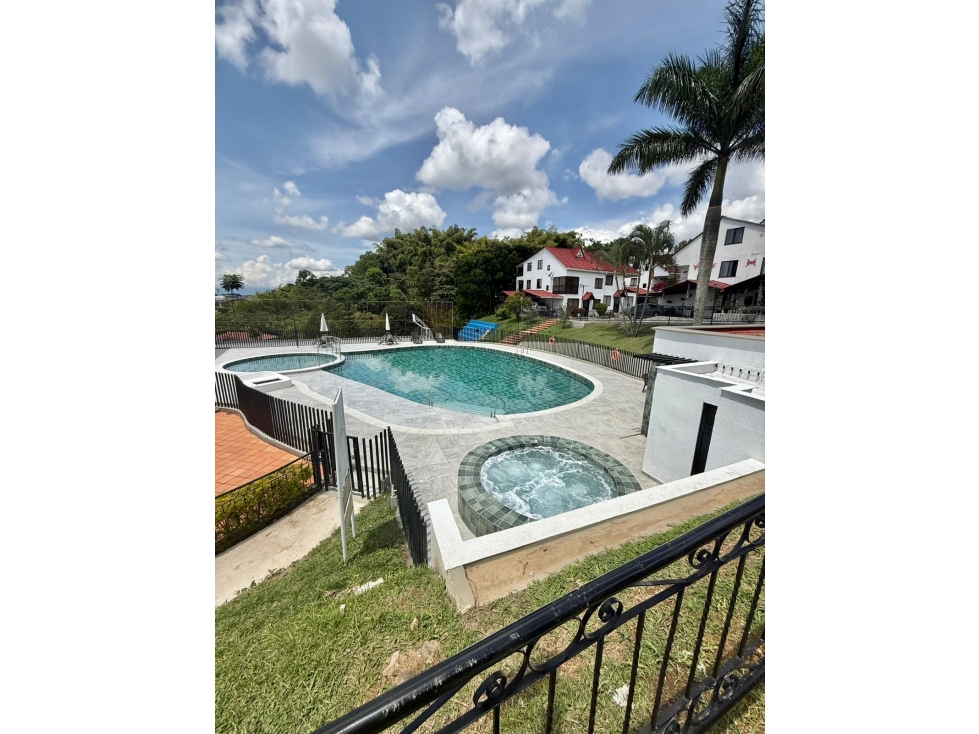 SE VENDE CASA DE 3 NIVELES EN LA AVENIDA SUR PEREIRA