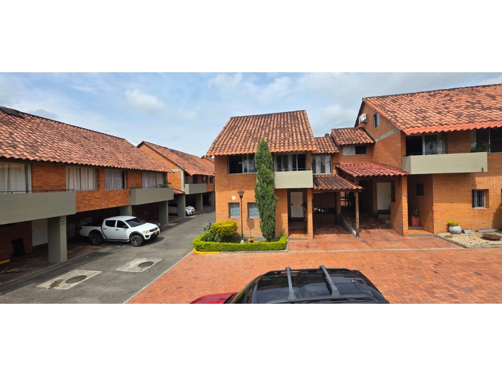 SE VENDE CASA EN CONJUNTO CERRADO- AV SUR - 6