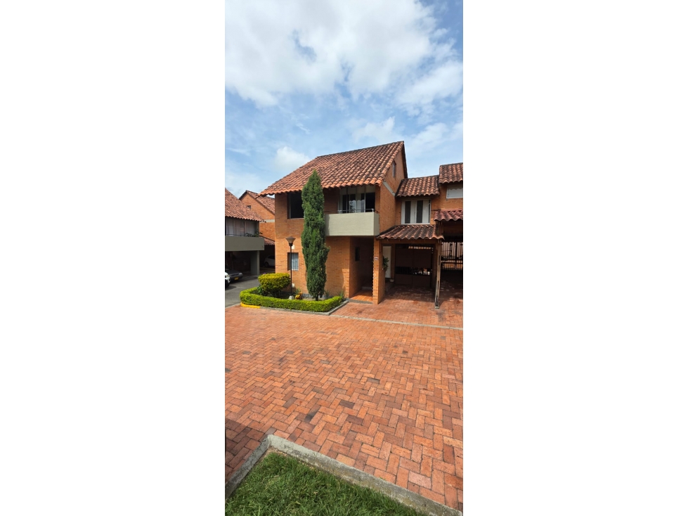 SE VENDE CASA EN CONJUNTO CERRADO- AV SUR - 1