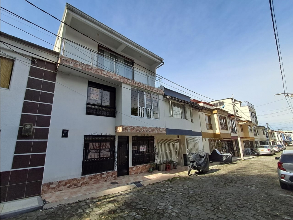 SE VENDE CASA DE TRES PISOS EN DOSQUEBRADAS SECTOR SANTA MONICA