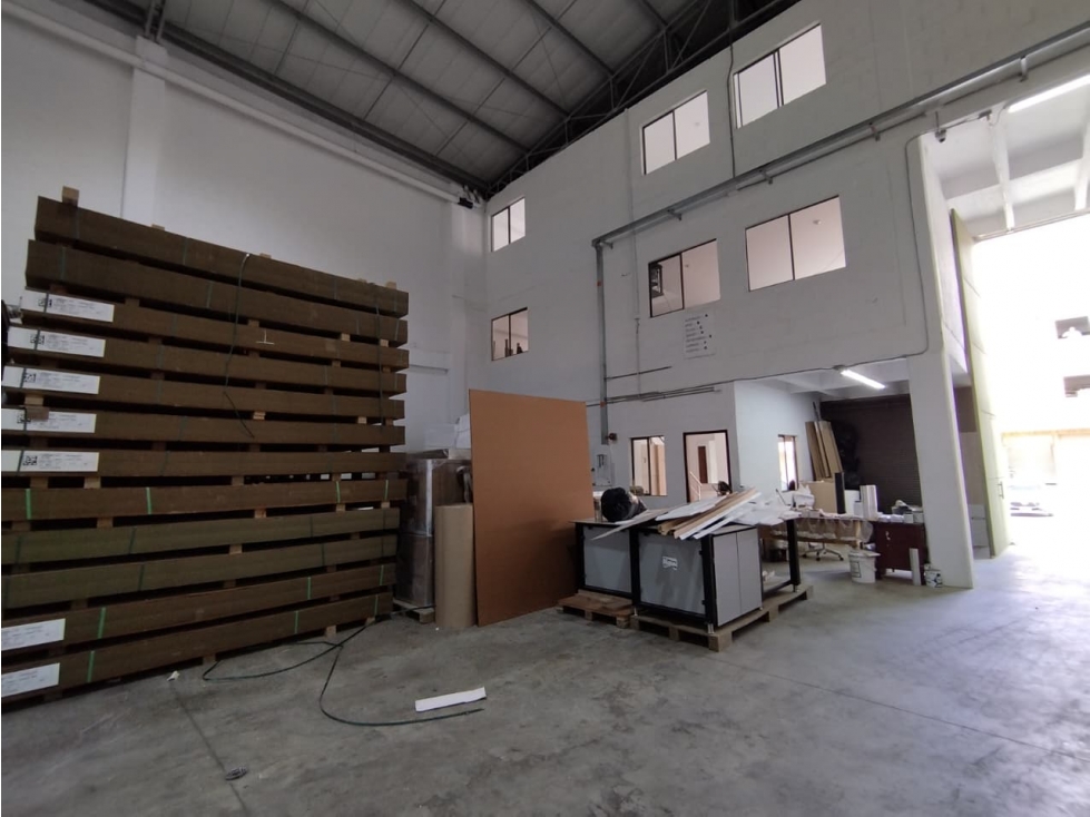 se arrienda espectacular bodega para logística e industria.