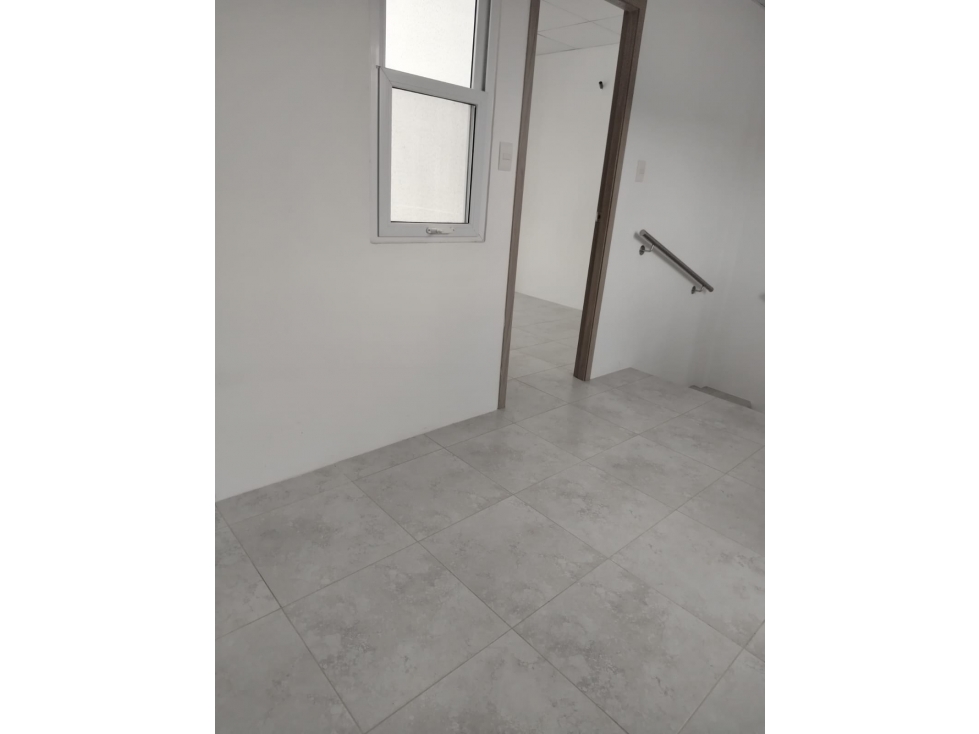 Se alquila casa en Urb. Bonavila