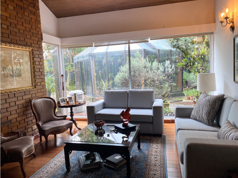 VENDO CASA REMODELADA EN NIZA 448 M2