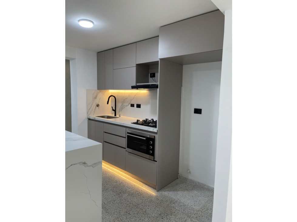 RENTO CASA EN ENVIGADO PRIMER PISO REMODELADA PARA ESTRENAR — foto 2