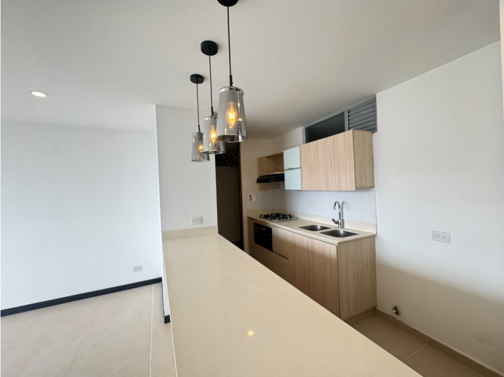 ARRIENDO APARTAMENTO POR EL TESORO — foto 2
